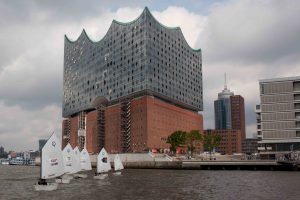 Optimisten vor der Elbphilharmonie (Foto: Thomas_Krätzig)