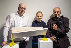 Galerist Tom Stölting, Künstlerin Luba Bakicová, Künstler Ilja Bílek (v. l.) mit dem Objekt „Two Ends“ (Foto: Glasgalerie Stölting)