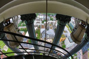 Anschlagen der neuen Glocken Vaterunser-Glocke (links) und der kleineren Friedensglocke im Turm der St. Michaelis Kirche Hamburg am 19.6.2016  (S. Wallocha/St. Michaelis“)