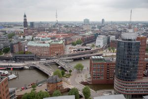 Schon der Zugang über den Baumwall zur Elbphilharmonie wird kritisch