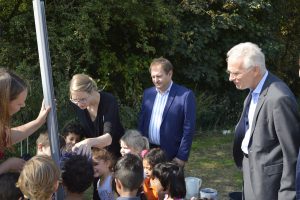 Die Kita Sonnenschein II aus Rothenburgsort macht mit Museumspädagogin Lina Fleing Experimente – natürlich mit Wasser. Umweltsenator und Wasserchef sahen begeistert zu (Foto: TEN) 