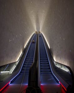 Mit der Rolltreppe geht es auf die Plaza