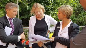 Dr. Thomas Krebs (Vorstandssprecher SAGA GWG) und Anja Ehlers (SAGA GWG Geschäftsstellenleiterin Altona) stellten Senatorin für Stadtentwicklung und Wohnen Dr. Dorothee Stapelfeldt (Mitte) das Projekt vor