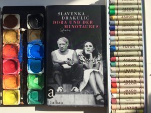 „Dora und der Minotaurus“ von Slavenka Drakulić ist im September 2016 im Aufbau Verlag erschienen. Hardcover, 236 Seiten, 19,95 Euro