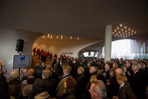 Volle Plaza bei der Eröffnung