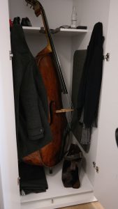 Der Schrank eines Bassisten