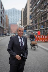 BU: Frank Horch auf dem Kaiserkai in der HafenCity (Foto: MB)     