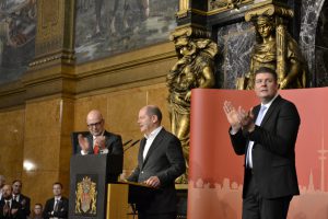 Ministerpräsident Torsten Albig, Weiterhin-Bürgermeister Olaf Scholz und SPD-Fraktionsvorsitzender Andreas Dressel (v. l.) (Foto: CF)