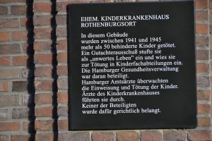 Die Tafel an der Fassade muss noch berichtigt werden. Die Morde begannen bereits 1940