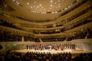 Chor des Lettischen Rundfunks, die Sinfonietta Riga unter dem Dirigenten Sigvards Klava bei der Eröffnung von Lux Aeterna