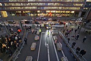 BU: Ausnahmezustand an der Sandtorhafenklappbrücke zur Eröffnung (Foto: TH)