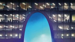 BU: Typisch Elbphilharmonie – in einer untypischen Perspektive, mit der Beleuchtung des Eröffnungstages und den ersten Premierengästen (Foto: TH)