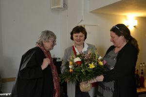 Die Vorstandskolleginnen bedanken sich bei Marion Hartung (Mitte) (Foto: CF)