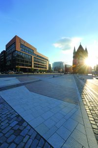 Die Lage in der HafenCity in direkter Nachbarschaft zur Speicherstadt ist perfekt für das moderne Beratungsunternehmen mit Geschichte (Foto: Michael Zapf)