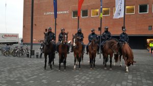 Das etwas andere „Arbeitsgerät“: die Reiterstaffel unterwegs in der HafenCity (Foto: TEN)