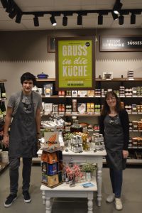 Die Mitarbeiter Laurent Robuste und Angela Lübbert sind selbst begeistert vom feinen Warenangebot (Foto: TEN)