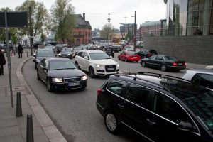 Da staubt auch die Straße: Verkehr in der HafenCity (Foto: MB)