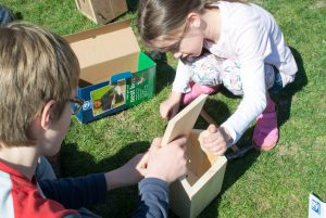 Natürlich naturnah – auch die Kinder kümmern sich (Foto: Sven Berghäuser)