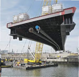 Die 280 Tonnen schwere Stahlbrücke wurde millimetergenau eingehoben (Foto: TH)