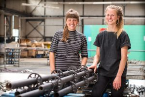 Beate und Martha haben in den Zinnwerken einen idealen Ort für ihre mobilen Gerüstelemente gefunden haben (Foto: P. J. Reiss)