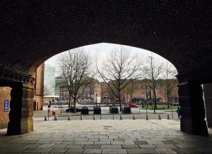 Weltkulturerbe mit Altglascontainer: Blick aus dem Chilehaus auf die Speicherstadt (Foto: Jörg Munzinger)