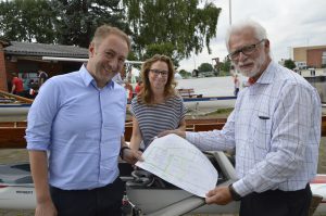 l. Farid Müller, Carola Veit und Andreas Goertz mit dem Bauplan (Foto: TEN)