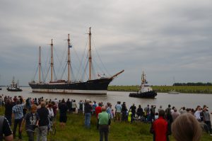 Die Peking, kurz vor der Passage durch das Störsperrwerk, hat nach 85 Jahren das erste Mal wieder Elbwasser unter dem Kiel. (Foto: TEN)