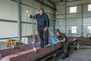 Gregor Mogi bei Schweissarbeiten an seinem neuen Schiff auf der Finkenwerder Feltz Werft (Foto: Thomas Gramlow)