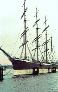 Langer Abschied: Die berühmte Viermastbark „Pamir“ bei einem ihrer letzten Hamburg-Aufenthalte. Fritz Best, Vater des Autors, fotografierte das Schiff ein Jahr vor seinem Untergang am 21. September 1957. (Foto: Fritz Best)