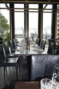 Essen mit Blick auf den Hafen (Foto: TEN)