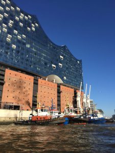 Da müssen die Fenster der Elbphilharmonie gleich nochmal geputzt werden (Foto: MB)