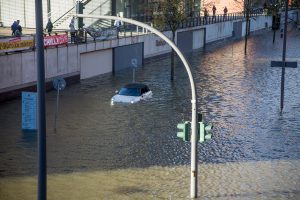 Letzte Zuckungen eines Autos, das Wasser schließt die Elektrik kurz