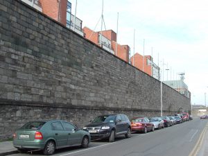 Bis heute eine sichtbare Barriere zwischen Alt und Neu: Die sogenannte Berliner Mauer am North Wall 2007 (Foto: Astrid Wonneberger)