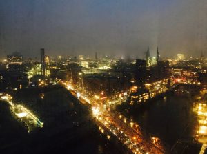 Mit Licht wird die HafenCity zur Nachtschönheit (Foto: Jörg Munzinger)