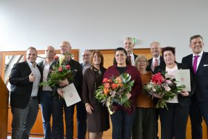 Gruppenbild mit Preisträger und Laudatoren im Kuppelsaal des Hotels Hafen Hamburg (Foto: CF)