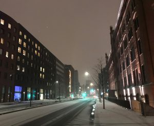 Neuer Straßenzug einer Metropole - die urbane Logistik bleibt auch hier ungelöst (Foto: J. Munzinger)