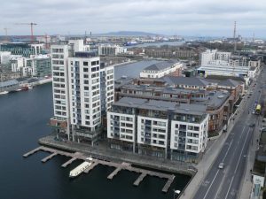 Blick über Grand Canal Dock mit dem Hafen und Poolbeg im Hintergrund 2009.