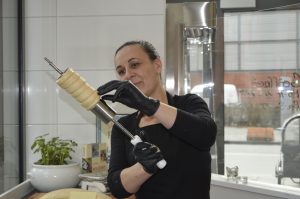 Nach alter Rezeptur und traditioneller Handwerkskunst werden die „Rollos“ in Monika Makhloufs Trdlo Factoty gefertigt. (Foto: TEN)