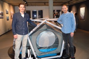 Stefan Clauss und Stefan Schulze-Dieckhoff mit ihrem aufblasbaren patentierten Zelt (Foto: TEN)