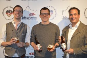  Haben Nico Leffler in ihre Mitte genommen: Die Bier-Sommeliers des Störtebeker Elbphilharmonie Dennis Spahn (rechts) und Reinhold Alles. (Fotos: TEN)