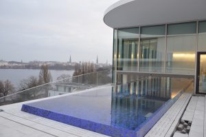 Sogar der Poolbereich im The Fontenay bietet einen einzigartigen Blick auf die Stadt (Fotos: TEN)