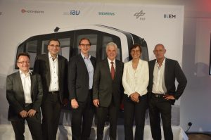 v.l. Stellten das Heat-Projekt vor: Matthias Hartwig IKEM, Udo Wehner, IAV, Henrik Falk, Hochbahn, Senator Frank Horch, Dr. Meike Jipp, DLR, Manfred Fuhg, Siemens