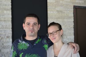 Ein Italiener und eine Östereicherin in Hamburg . Matteo Ferrantino und Christina Scheffenacker haben ihr Glück zu Füßen der Elbphilharmonie gefunden (Foto: TEN)