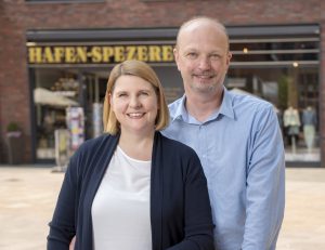 Yvonne und Lutz Kneissl vor ihrem neuen Geschäft auf dem Überseeboulevard (Foto: Marc Sternberg)