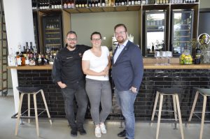 v.l Kirill und Jana Kinfelt mit dem Restaurantchef in der HafenCity Maximilian Wilm (Foto: TE